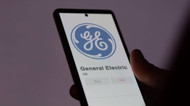 Değiş tokuş ekranında General Electric 'in logosu. General Electric hisse senetleri, bir cihazda GE $.
