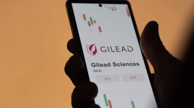 Gilead Sciences 'ın logosu bir değiş tokuş ekranında. Gilead Sciences hisse senetleri, GILD $bir aygıt üzerinde.