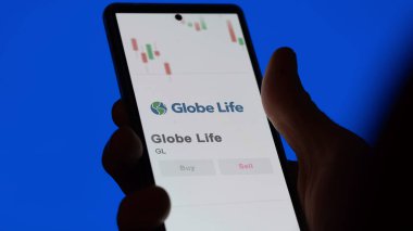 Değişim ekranında Globe Life 'ın logosu. Globe Life hisse senetleri, bir cihazda GL $.