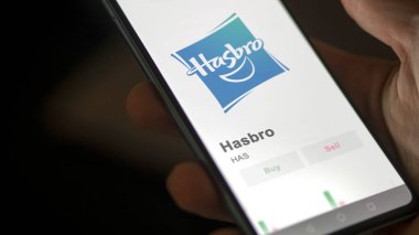Hasbro 'nun logosu bir değiş tokuş ekranında. Hasbro hisse senedi fiyatları, cihaz başına $HAS..