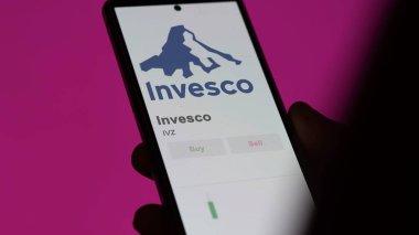 Bir değiş tokuş ekranında Invesco 'nun logosu. Invesco hisse senetleri, IVZ $bir aygıt üzerinde.