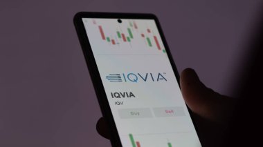 Bir değiş tokuş ekranında IQVIA logosu. IQVIA hisse senetleri, bir cihazda IQV $.