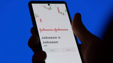 Takas ekranında Johnson & Johnson 'ın logosu. Johnson & Johnson hisse senetleri, bir aygıtta JNJ $.