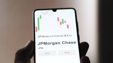 Takas ekranında JPMorgan Chase 'in logosu var. JPMorgan Chase hisse senedi fiyatları, bir cihazda JPM $.