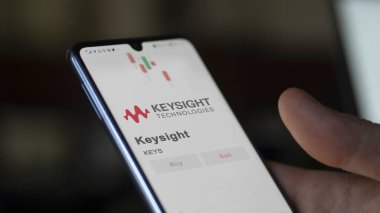 Takas ekranındaki Keysight logosu. Anahtar görüşlü hisse senetleri, bir cihazda $KEYS.