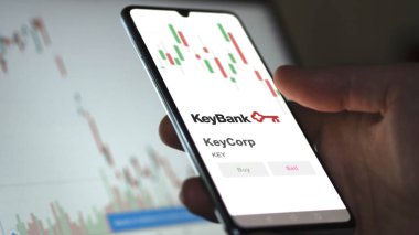 Takas ekranında KeyCorp 'un logosu. KeyCorp hisse senetleri, bir cihazın anahtarı..