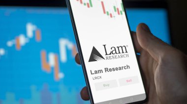 Takas ekranında Lam Research 'ün logosu. Lam Araştırma Fiyat Hisseleri, Bir aygıt üzerinde $LRCX.
