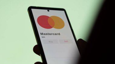 Bir değiş tokuş ekranında Mastercard 'ın logosu. Mastercard fiyatları, bir aygıt üzerinde MA $.