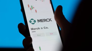 Bir takas ekranında Merck & Co. 'nun logosu. Merck & Ortak fiyat hisseleri, bir aygıt üzerinde MRK $.