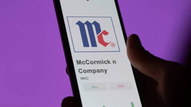 Bir takas ekranında McCormick & Company 'nin logosu. McCormick & Şirket hisse senetleri, bir aygıta $MKC.