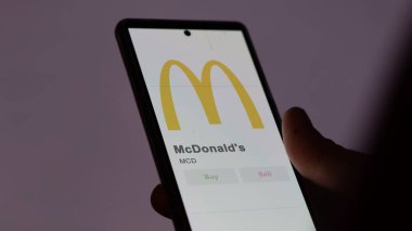Bir değiş tokuş ekranında McDonald 's logosu. McDonald 's hisse senetleri, bir cihaza $MCD.