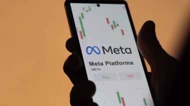 Bir değiş tokuş ekranında Meta Platformlarının logosu. Meta Platformu fiyat hisseleri, bir aygıt üzerinde $META.