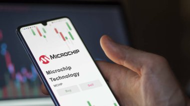 Mikroçip Teknolojisi 'nin logosu bir değiş tokuş ekranında. Mikroçip Teknoloji hisse senetleri, bir cihaza $MCHP.