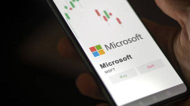 Takas ekranında Microsoft 'un logosu. Microsoft fiyat hisseleri, bir aygıtta $MSFT.