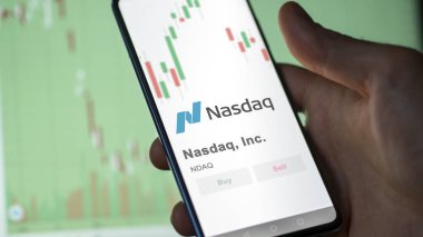 Bir değiş tokuş ekranında Nasdaq Şirketi 'nin logosu. Nasdaq, Inc fiyat hisseleri, bir aygıt için NDAQ $.