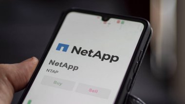 Değiş tokuş ekranında NetApp 'ın logosu. NetApp fiyat hisseleri, bir aygıtta NTAP $.