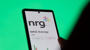 Değiş tokuş ekranında NRG Enerji logosu. NRG Enerji Fiyat Hisseleri, NRG $bir aygıt üzerinde.