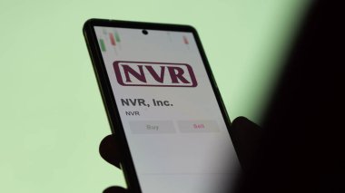 Değiş tokuş ekranında NVR 'nin logosu. NVR, Inc fiyat hisseleri, bir aygıtta NVR $.