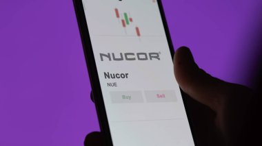 Değiş tokuş ekranında Nucor 'un logosu. Nucor fiyat hisseleri, bir aygıtta NUE $.