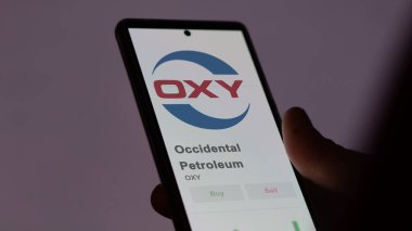 Bir değiş tokuş ekranında Occidental Petroleum logosu. Batılı Petrol Fiyat Hisseleri, Bir aygıta OXY $.