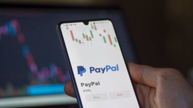 PayPal 'ın logosu bir değiş tokuş ekranında. PayPal fiyat hisseleri, bir aygıtta $PYPL.