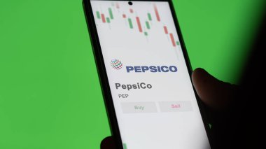PepsiCo 'nun logosu bir değiş tokuş ekranında. PepsiCo hisse senetleri, bir cihazda PEP $.