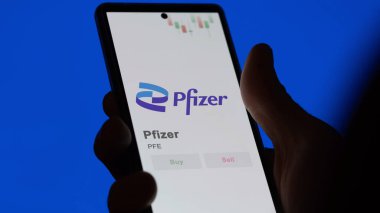 Pfizer 'ın logosu bir değiş tokuş ekranında. Pfizer hisse senetleri, cihazda PFE $.
