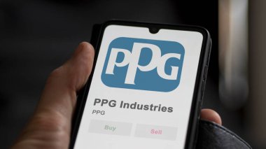 PPG Endüstri 'nin logosu bir değiş tokuşun ekranında. PPG Endüstri hisse senedi fiyatları, cihaza PPG $.