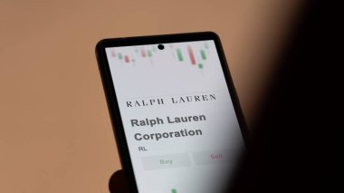 Ralph Lauren Şirketi 'nin logosu bir değiş tokuş ekranında. Ralph Lauren Şirketi hisse senetleri, cihaza RL dolar..