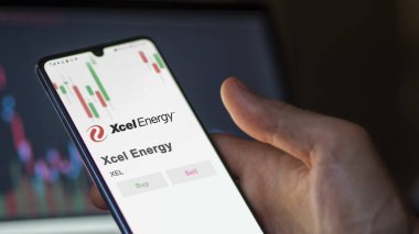 Takas ekranında Xcel Energy logosu. Xcel Enerji Fiyat Hisseleri, XEL $bir aygıt üzerinde.