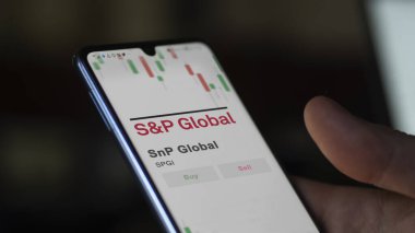 S & P Global 'ın logosu bir takas ekranında. S & P Global fiyat hisseleri, aygıtta $SPGI.