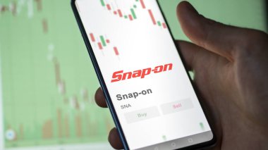 Takas ekranındaki Snap-on logosu. Fiyat hisseleri, cihazdaki SNA $.