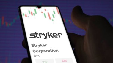 Takas ekranında Stryker Şirketi 'nin logosu. Stryker Şirketi hisse senetleri, SYK $bir aygıt üzerinde.