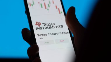 Bir değiş tokuş ekranındaki Teksas Aletleri logosu. Texas Instruments hisse senedi fiyatları, bir cihaza TXN $.