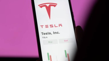 Tesla A.Ş. 'nin logosu bir değiş tokuş ekranında. Tesla, Inc. Fiyat hisseleri, bir cihaza TSLA $.