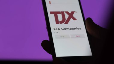 Takas ekranındaki TJX şirketlerinin logosu. TJX Şirketleri hisse senedi fiyatları, TJX $bir aygıt üzerinde.