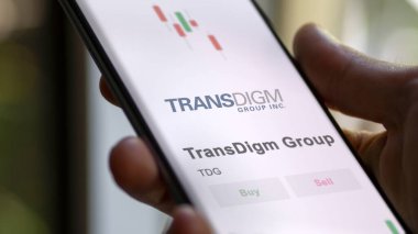 Bir değiş tokuş ekranında TransDigm Grubu 'nun logosu. TransDigm Grubu hisse senetleri, TDG $bir aygıt üzerinde.