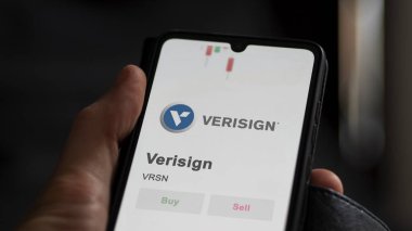 Değiş tokuş ekranında Verisign logosu. Verisign fiyat hisseleri, bir aygıtta VRSN $.