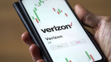 Bir değiş tokuş ekranında Verizon logosu. Verizon fiyat hisseleri, cihaz için VZ $.