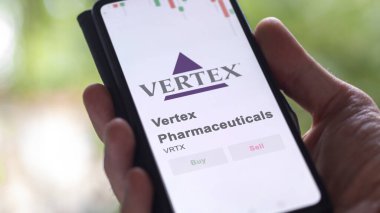 Vertex Eczacılık 'ın logosu bir değiş tokuş ekranında. Vertex İlaç Fiyat Hisseleri, bir cihaza VRTX $.