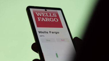 Bir değiş tokuş ekranında Wells Fargo 'nun logosu. Wells Fargo hisse senetleri, bir cihazda WFC $.