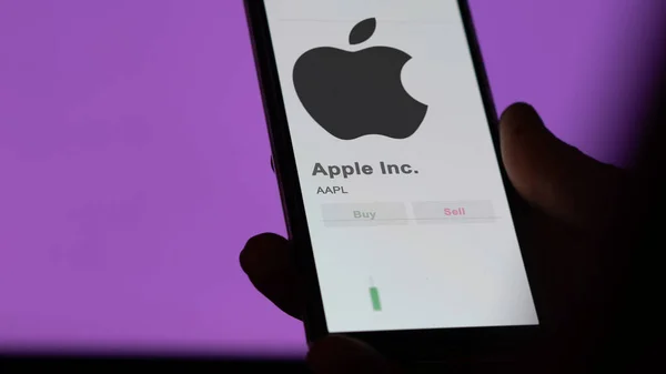 Apple A.Ş. 'nin logosu bir değiş tokuş ekranında. Apple Inc fiyat hisseleri, bir aygıt üzerinde $AAPL.