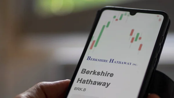Berkshire Hathaway 'in logosu bir değiş tokuş ekranında. Berkshire Hathaway hisse senetleri, bir cihaza BRKB dolar..