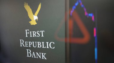  First Republic Bank logosu ve borsa tabloları bir ekran duvarında. 