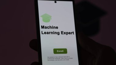 Bir öğrenci makine öğrenme uzmanlık programını öğrenmek için kurslara kaydoluyor, yeni beceriler ve telefon sertifikası almak için. İngilizce metin, İngilizce metin.