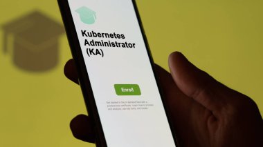 Bir öğrenci, kubernet yönetimi (ka) programı için kurslara kaydolur, yeni beceriler öğrenir ve telefon üzerinden sertifika alır. İngilizce metin, İngilizce metin.