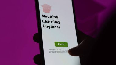 Bir öğrenci makine öğrenme mühendisliği programına kaydoluyor, yeni beceriler ve telefon sertifikası alıyor. İngilizce metin, İngilizce metin.