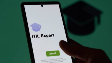 Bir öğrenci uzman programı okumak için kurslara kaydoluyor, yeni beceriler ve telefon sertifikası almak için. İngilizce metin, İngilizce metin.