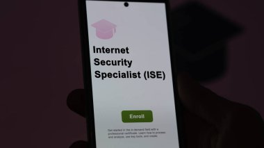 Bir öğrenci internet güvenlik uzmanı (ise) programını okumak, yeni beceriler öğrenmek ve telefon sertifikasını geçmek için kurslara kaydoluyor. İngilizce metin, İngilizce metin.