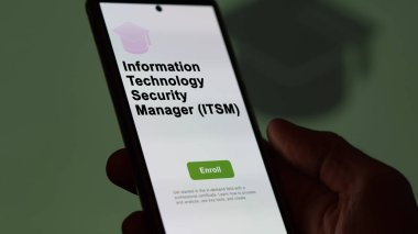 Bilgi Teknolojisi Güvenlik Yöneticisi (itsm) programını okumak için kurslara kaydolan bir öğrenci, yeni beceriler ve telefon sertifikası almak için başvurur. İngilizce metin, İngilizce metin.